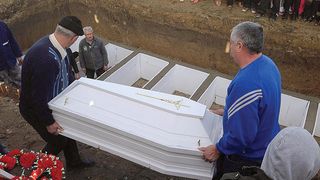 Femeia din Rovinari care si-a ingropat anul trecut barbatul si 6 copii, intoxicati cu gaze, incearca sa mearga mai departe! Luminita Bumbu se bucura acum de fata care i-a mai ramas