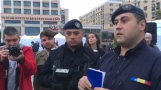 Jandarmii din Iasi au vrut sa amendeze niste actori pentru ca s-au simtit ofensati de piesa de teatru in care jucau