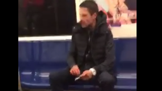 Imagini revoltatoare suprinse in metroul bucurestean. Un calator fumeaza si injura fara ca nimeni sa intervina