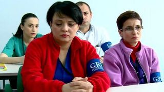 Medicii si asistentele incep protestele. Ei vor purta banderole albastre timp de o saptamana si ameninta cu greva generala