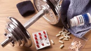 Substante anabolizante ascunse printre nuci, descoperite de politistii de frontiera in bagajul unui bulgar