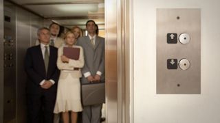 A stat 4 minute in liftul unui centru comercial din Dublin, iar instanta a decis ca trebuie sa primeasca daune de 23.000 de lire. Ce s-a intamplat