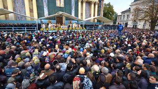 Peste 12.000 de pelerini s-au &icirc;nchinat la racla cu moaştele Sfintei Parascheva. Cincisprezece persoane au necesitat &icirc;ngrijiri medicale