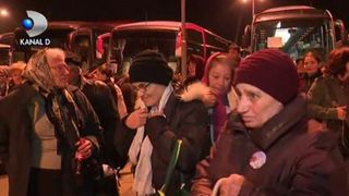 Scandal la moastele Cuvioasei Parascheva. "Enoriasii lui Pandele" au sarit coada, starnind un val de nemultumiri: &bdquo;Noi stam de 24 de ore aici si vine Pandele si face ordine in Iasi?&rdquo;