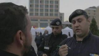 Jandarmii din Iasi s-au luat la tranta cu cultura! Au vrut sa amendeze cativa actori pentru o piesa de teatru jucata in strada. Motivul e surprinzator