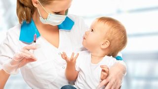 Criza in sistemul sanitar. Ministerul Sanatatii nu poate asigura stocul de vaccinuri obligatorii pentru bebelusi. "Nici de copii nu suntem in stare sa avem grija in tara asta"