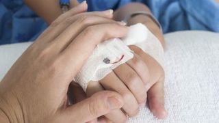 Ancheta la Spitalul din Alba Iulia dupa ce un bebelus de 9 luni s-a ales cu mana arsa si infectata din cauza unei branule puse gresit. Baietelul va fi operat joi