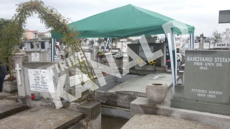 Locul de veci, acoperit cu un cort imens