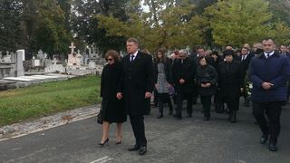 Carmen Iohannis, indurerata la inmormantarea mamei sale! Presedintele si-a anulat toate intalnirile pentru a fi astazi, la Sibiu, alaturi de sotia sa
