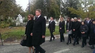 Klaus Iohannis , de mana cu sotia sa, in fruntea cortegiului funerar