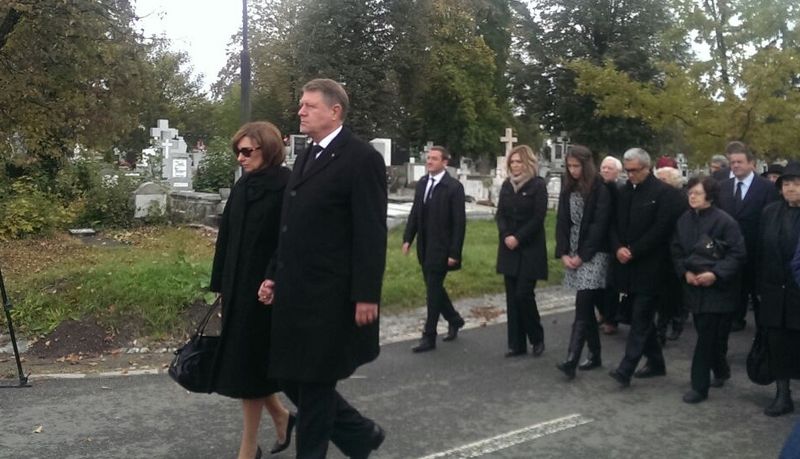 Klaus Iohannis , de mana cu sotia sa, in fruntea cortegiului funerar