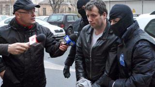 Hackerul Guccifer a fost adus din SUA &icirc;n Rom&acirc;nia şi &icirc;ncarcerat la Rahova