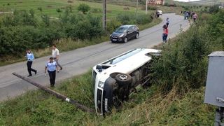 Un microbuz s-a rasturnat la Iasi. O femeie de 60 de ani a murit si alte 6 persoane au fost ranite