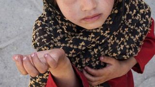 Referat. Copii obligaţi de părinţi să cerşească pe străzile din Baia Mare, instituţionalizaţi la Centrul de Primire. Micutii trebuiau sa obtina zilnic 30 de lei