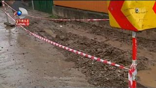 Lucrari de mantuiala in Neamt.Au asfaltat o strada, iar in cateva luni arata ca dupa razboi. Colac peste pupaza, oamenilor le explodeaza boilerele in casa