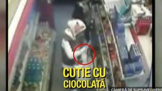 Doua studente, prinse la furat de ciocolata. Hoatele au luat de pe raft 40 de tablete de ciocolata si 4 cutii de bomboane