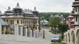 Romii bogati din "Pipera de Hunedoara" risca sa ajunga in strada. ANAF le-a pus sechestru pe palatele cu turnulete