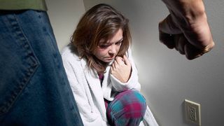 Cei care agreseaza femei si copii vor sta mai mult dupa gratii