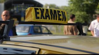Se modifica regulile pentru examenul de permis. Cei care nu au terminat clasa a 10-a nu au dreptul sa faca scoala de soferi, iar examenul va fi inregistrat video