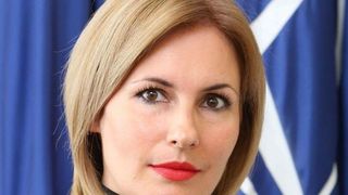 Secretar de stat la Aparare, Otilia Sava nu a mai fost trimisa consul la Manchester, dar are din ce trai! Impreuna cu sotul, angajat SRI, femeia detine 3 case si 5 terenuri