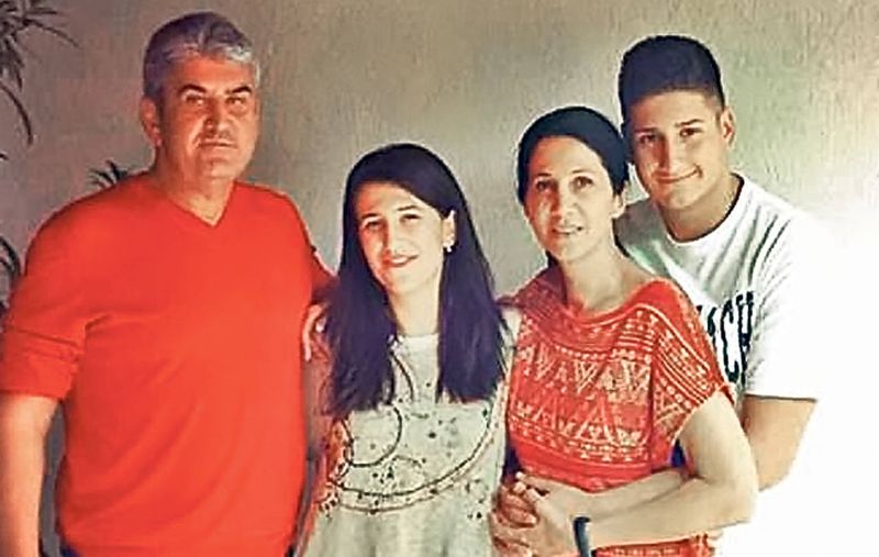 Gabriel Oprea, alaturi de sotia si cei doi copii ai sai