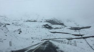 Ninsori in mai multe zone din tara si trafic in conditii de iarna in Harghita. Transfagarasan e inchis din cauza viscolului; utilajele de deszapezire intervin la fata locului