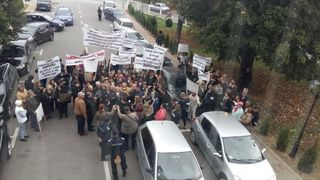 Revolta in sat. Terenurile detinute de cativa oameni au fost trecute in proprietatea unei biserici. Satenii dintr-o comuna din Botosani protesteaza