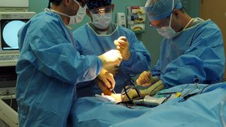 O fata de 14 ani din Constanta a fost operata de o tumora ovariana de cateva kilograme