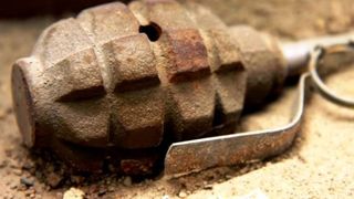 Pericol in Ploiesti. O grenada a fost descoperita pe acoperisul unei cladiri din oras. Politia este in alerta