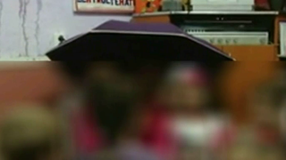 Conditii jalnice de invatamant intr-o scoala din Romania. Parintii dau bani ca institutia sa se repare, dar ploua grav in clase