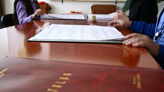 &Icirc;ntrebari amuzante la concursul pentru directorii de şcoli: "Ce are măgarul &icirc;ntotdeauna?" sau "Ce au &icirc;n comun mănuşile cu şosetele?"