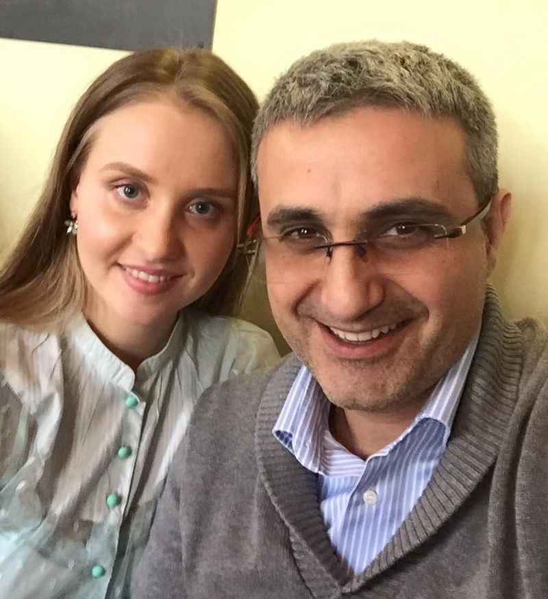 Robert Turcescu si sotia sa, Oana au o fetita de un an si trei luni