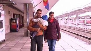 Parintii amarati care dormeau in gara cu un copil in brate au jucat teatru. Au cheltuit banii primiti in ajutor pe tutun si alcool. Cum si-au luat revansa filantropii