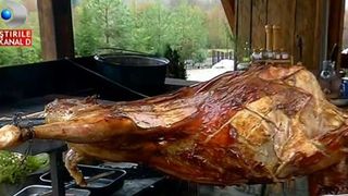 S-a dat startul petrecerilor de pomină! Gazdele si-au cinstit invitatii cu berbecut la protap si pulpe de rata