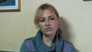 Si-a salvat cei 4 copii din infernul sirian, dar şi acum trăieşte o dramă. E povestea unei romance care s-a &icirc;ntors acasă şi a ajuns la mila vecinilor.