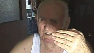 &Icirc;nt&acirc;mplare şocantă &icirc;ntr-un bloc din Piteşti! Un batran, de aproape 100 de ani, a fost &icirc;mpuşcat de trei ori de un vecin, cunoscut cu afecţiuni psihice!