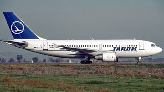 Cursă Tarom Bucureşti-Iaşi, anulată. Unul dintre pasageri reclamă că reprezentanţii companiei nu au dat explicaţii