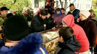 Peste 120 de mii de pelerini au trecut pana acum pe la racla in care se află moastele Sfintei Parascheva. Oamenii sunt dispusi sa astepte ore intregi la coada