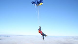 Unul dintre directorii de la Salad Box a murit intr-un accident. S-a prabusit cu parasuta de la 3.000 de metri