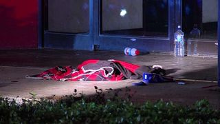 O tanara si-a ucis tatal in somn, apoi i-a cheltuit banii pe petreceri, droguri si alcool