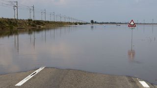 DN 25 Galati-Tecuci ramane inchis din cauza inundatiilor. Doua motopompe de mare capacitate sunt montate de pompieri pentru evacuarea apei