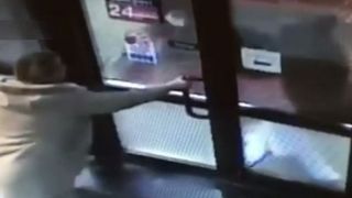 Noi imagini cu ursul impuscat la Sibiu. O femeie a dat nas in nas cu el la iesirea dintr-o banca