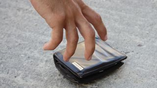 Ce a facut un taximetrist cand a vazut ca un client si-a pierdut portofelul plin cu bani. Finalul poveştii i-a făcut pană şi pe poliţişti să reacţioneze