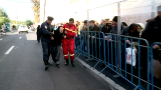 Comportament bizar al unei femei care a mers la moastele Sfintei Parascheva - "Sa ma duceti la Cuvioasa, nu la Salvare" - Imagini incredibile