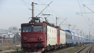 Circulaţie feroviară blocată &icirc;n Dolj, din cauza unor copaci care au căzut pe firul de contact şi l-au rupt