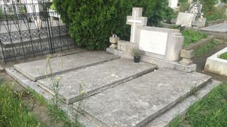 Doi baieti minori au profanat 11 morminte dintr-un cimitir din Arad - Politia a deschis o ancheta in acest sens