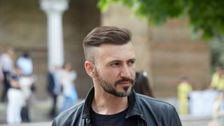 Cum s-a revansat Adrian Ghenie, cel mai bine vandut pictor roman, fata de femeia careia ii datoreaza multe: "Am facut o lucrare, Pie Fight, care e de fapt capul ei, si care e acum la muzeu!"