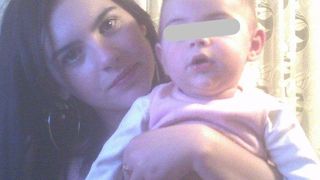 Ioana si baietelul ei, la inceputul lui 2014, cu putin timp inainte ca tanara sa plece in Germania