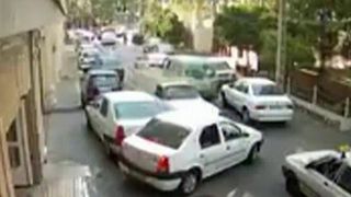 Scena incredibila surprinsa de mai multe camere de supraveghere. Un sofer face prapad in trafic, pe un drum cu sens unic