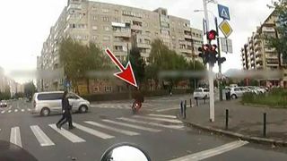 Reacţie incredibilă a unui motociclist după ce este lovit &icirc;n plin de o dubă!